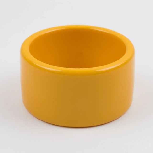 This is a great-looking yellow creamed corn Bakelite bracelet bangle. The piece boasts an oversized sliced shape with an...