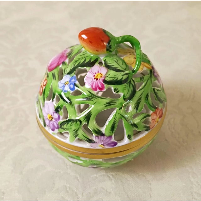 1980s Herend Hungary Bonbonniere 6214 C Reticulated Handpainted Porcelain Box Green Lattice Strawberry Finial Grandmillennial Small Vanity Decor For Sale - Image 9 of 12