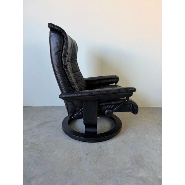 Mid-Century Modern Vintage Norwegian Ekornes Stressless Black Leather Recliner Lounge Chair With Ottoman For Sale - Image 3 of 12
