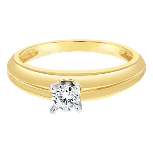One Quarter Carat Diamond Engagement Ring, Size 8 For Sale