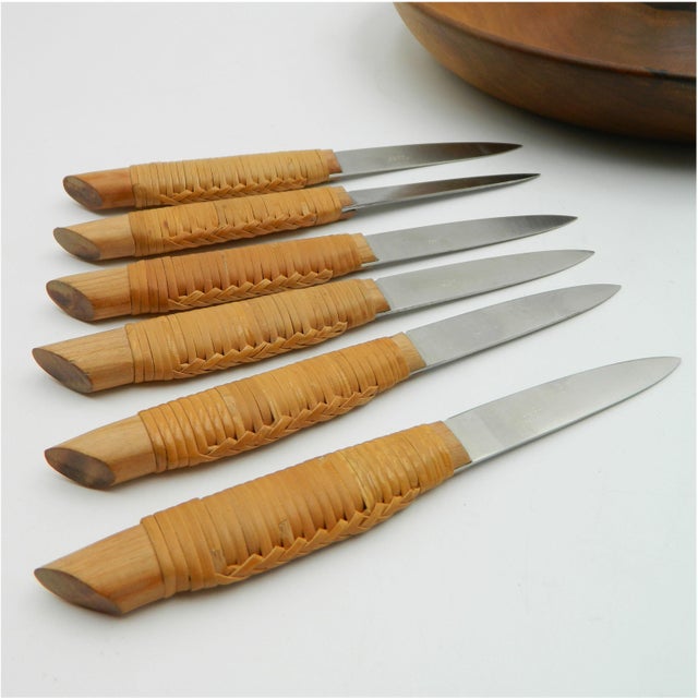 Walnut Wood Fruit Bowl with Knives with Raffia Handles by Carl Auböck for Werkstätte Carl Auböck, Vienna, 1950s, Set of 7 For Sale - Image 9 of 15