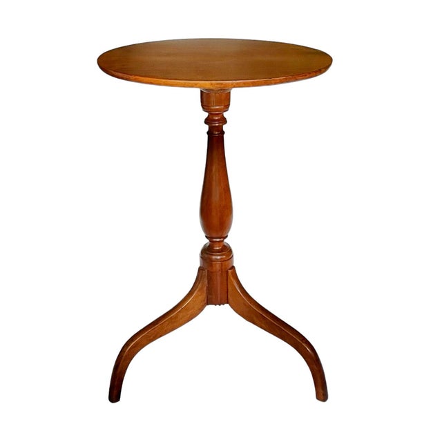 This sophisticated American Hepplewhite side table or candle stand of beautiful proportion features a figured cherry top...