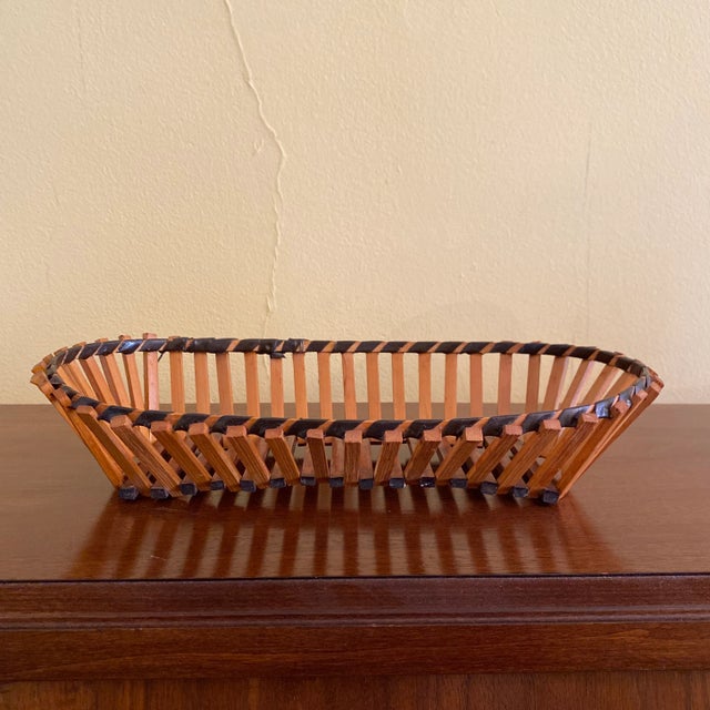 Offering a super sweet flexible stick basket. Perfect in the kitchen for fruit.