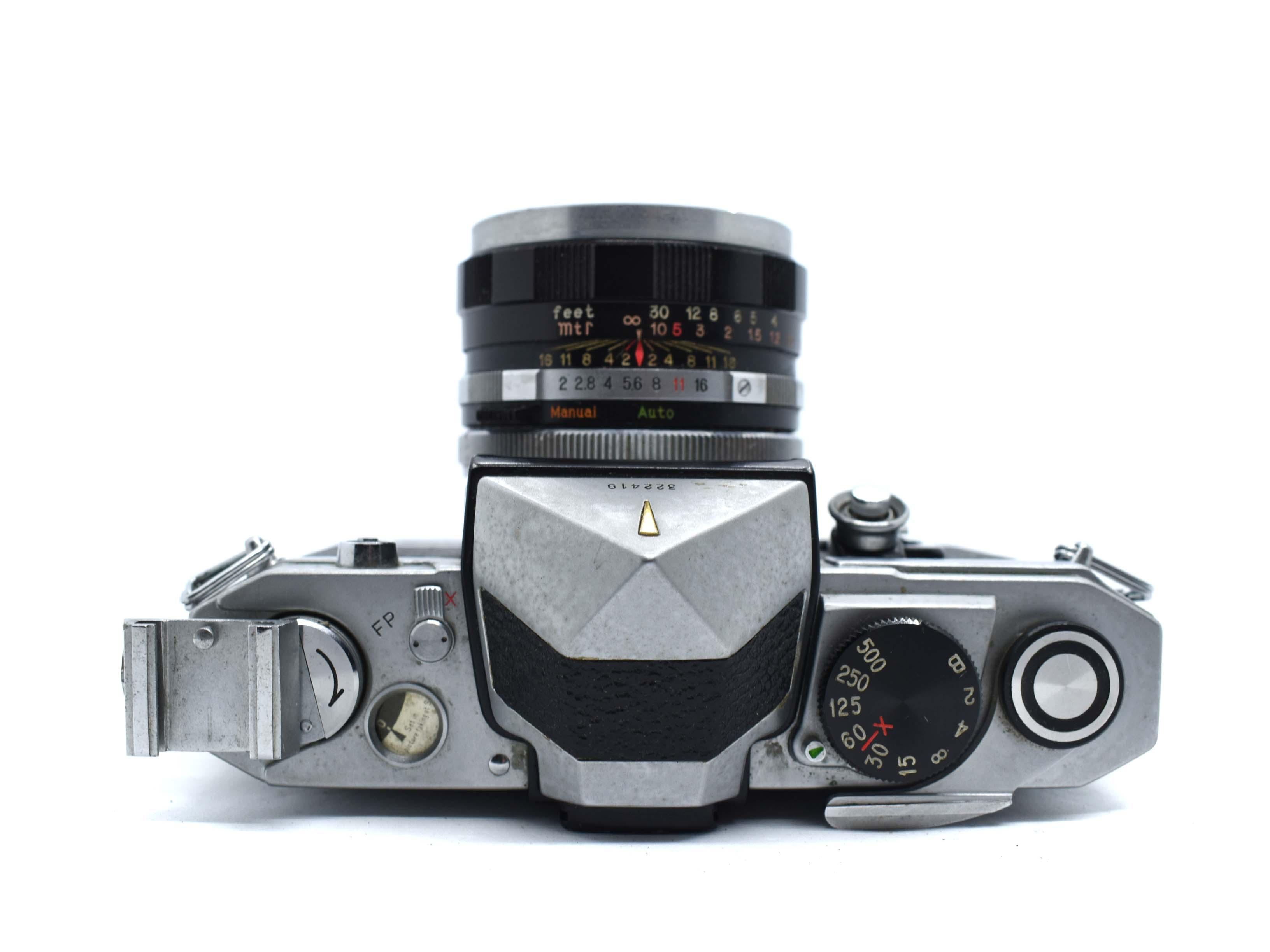 Mid 20th Century Petri Flex v 35mm SLR Camera Manufactured by