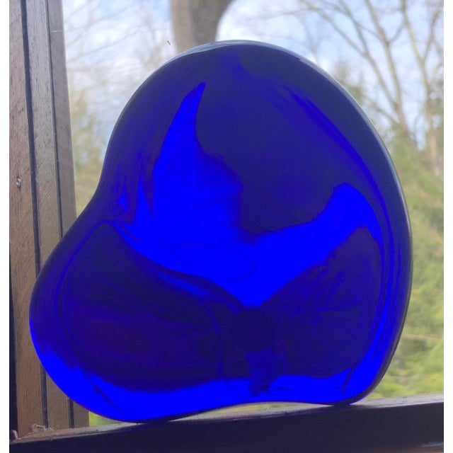 Vintage Elsa Peretti for Tiffany & Co. Cobalt Blue Murano Glass Heart Paperweight, c.1980, Original Box For Sale - Image 13 of 18