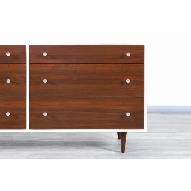 Brown Mid-Century Walnut and Lacquered Dresser by Milo Baughman for Glenn of California, 1950s For Sale - Image 8 of 9
