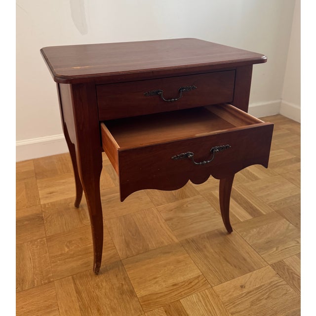 Ethan Allen French Provincial 2-Drawer Side Table, Cherry Finish, Cabriole Legs, Made in Usa For Sale In New York - Image 6 of 18