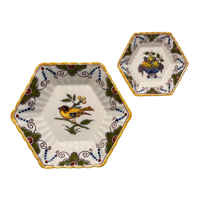 Hand-Painted Tichelaar Makkum Polychrome Hexagonal Dishes, 20th Century, Set of 2 For Sale - Image 13 of 13