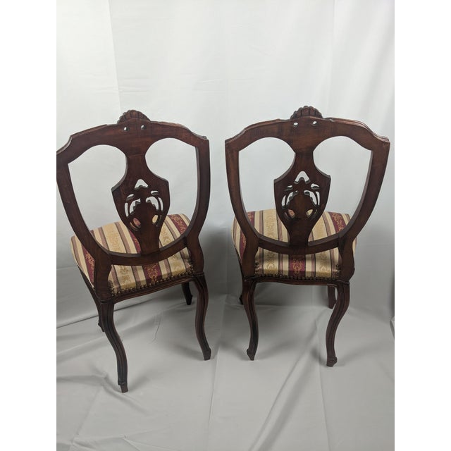 Late 20th Century Pair of French Louis XV Style Carved Walnut Side Chairs With Burgundy & Gold Damask Upholstery For Sale - Image 13 of 17