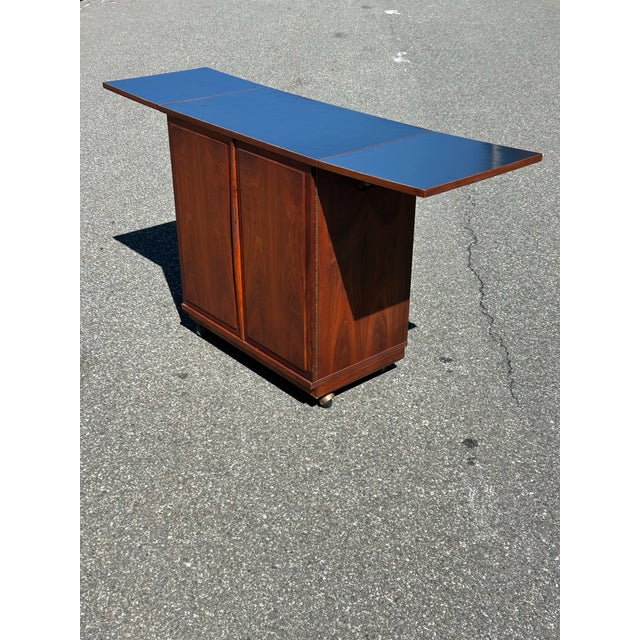 Attributed to Jack Cartwright for Founders Mid-Century Modern Walnut Rolling Buffet Server or Bar Cart, 1960s For Sale In New York - Image 6 of 7