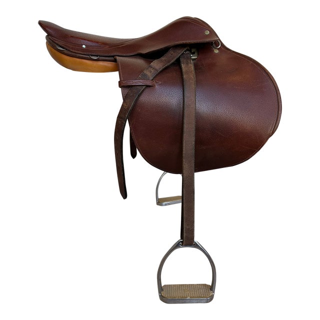 Vintage Equestrian English Riding Saddle by Antill Saddlery -Made in England (With Lemetex Switzerland Stirrups & Moritz England Stirrup Leathers) For Sale