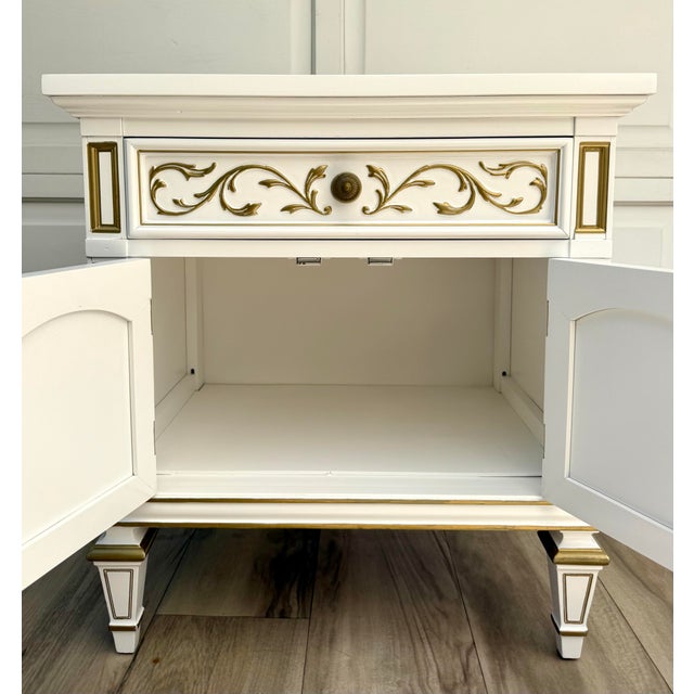 Thomasville 1970s Thomasville Nightstand Newly Refinished in White With Hand-Painted Gold Details For Sale - Image 4 of 12