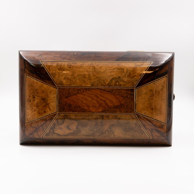 Mid 19th Century William IV Dome Top Bombé Box in Burl Walnut With Boxwood Stringing For Sale - Image 10 of 11