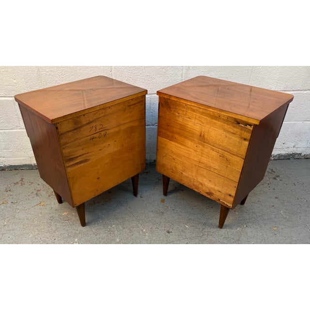 Mid-Century Modern Walnut & Brass Nightstands Attributed to Young Manufacturing For Sale - Image 10 of 18