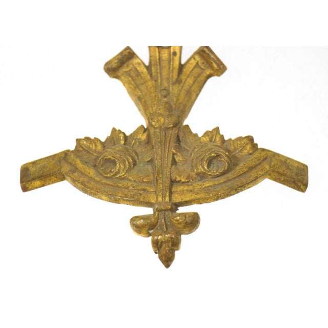 The brass construction gives this a timeless and classic appearance, and the rose design adds a touch of floral beauty....