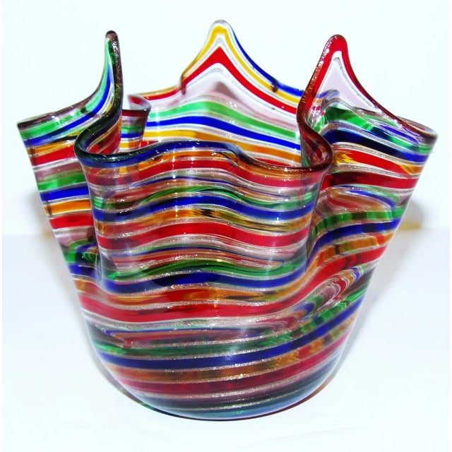 Murano 1980s MCM Murano Campanella Italy Art Glass Spiral Swirl Filigrana Fazzoletto 4 3/4" Vase For Sale - Image 4 of 6