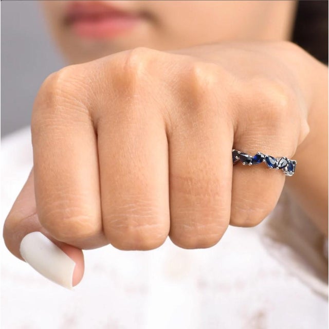 Contemporary Natural 4.04 cts blue sapphire zig zag ring in 18k gold For Sale - Image 3 of 18