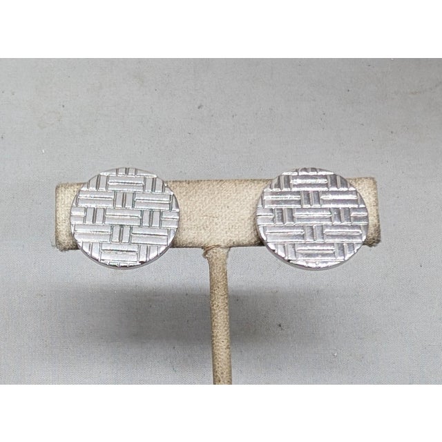 1940s Vintage 1947 Signed Crown Trifari Round Rhodium Plated Hatched Clip Earrings-2 Pieces For Sale - Image 5 of 8