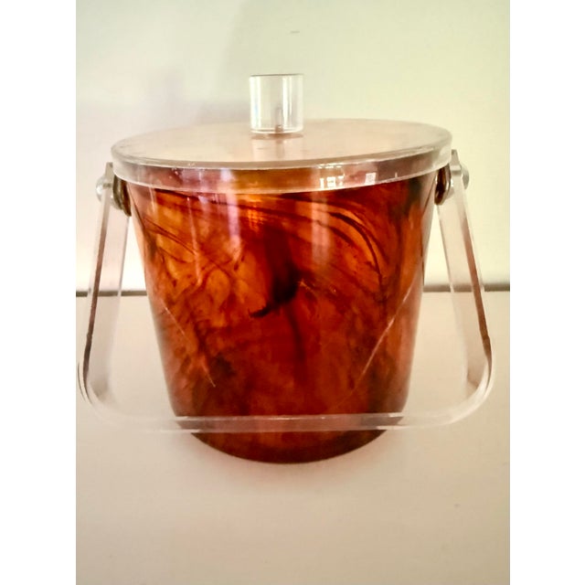 Late 20th Century Vintage Tortoiseshell Lucite Ice Bucket With Clear Lid and Handle For Sale - Image 5 of 6