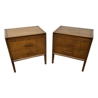 Mid-Century Modern Walnut Nightstands, Pair For Sale