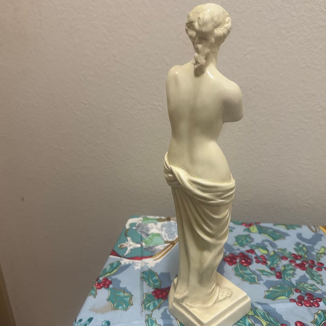 Sculpture Materials Classical Greek Mythology Venus De Milo Sculpture - Mid-Century Decor For Sale - Image 7 of 7