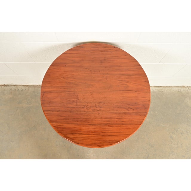 Late 20th Century Ethan Allen Style Queen Anne Solid Walnut Tea Table or Occasional Side Table For Sale - Image 5 of 9
