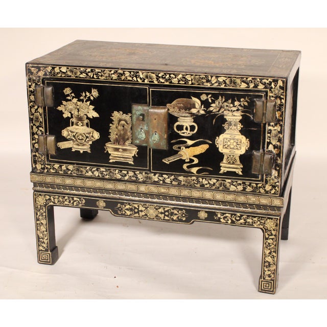 Chinoiserie Chinese Black Lacquer and Gilt Decorated Trunk on Stand For Sale - Image 3 of 10
