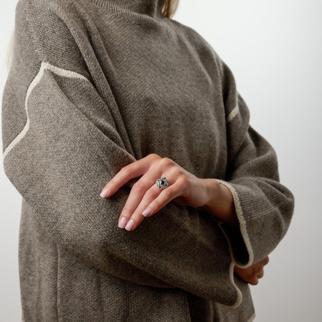 2010s Edwardian Style Sapphire Diamond 18k Yellow Gold Ring, Size 6.5 For Sale - Image 5 of 7