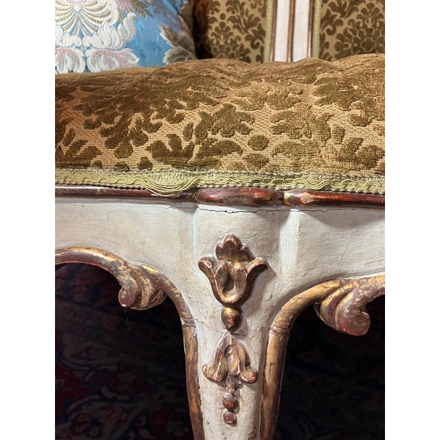 Gold 17th Century Italian Baroque Louis XIV Lacquered and Parcel Gilt Sofa For Sale - Image 8 of 12
