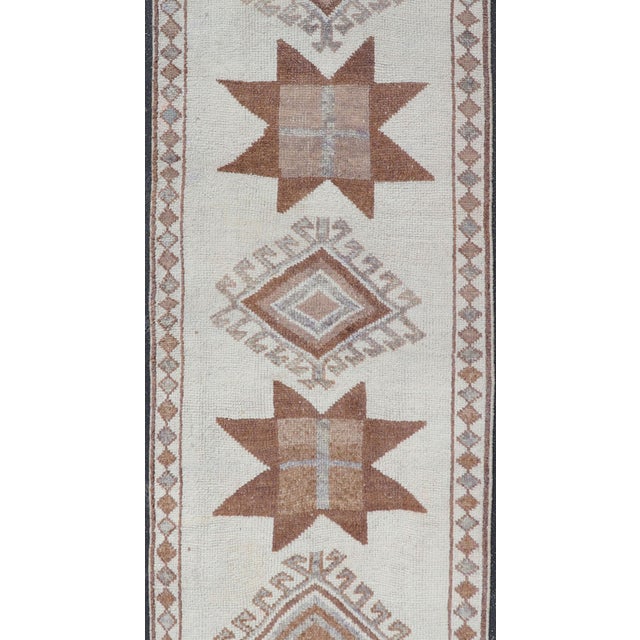 Vintage Turkish Tulu Runner With Ivory Field and Muted Brown Star Motifs For Sale In Atlanta - Image 6 of 13