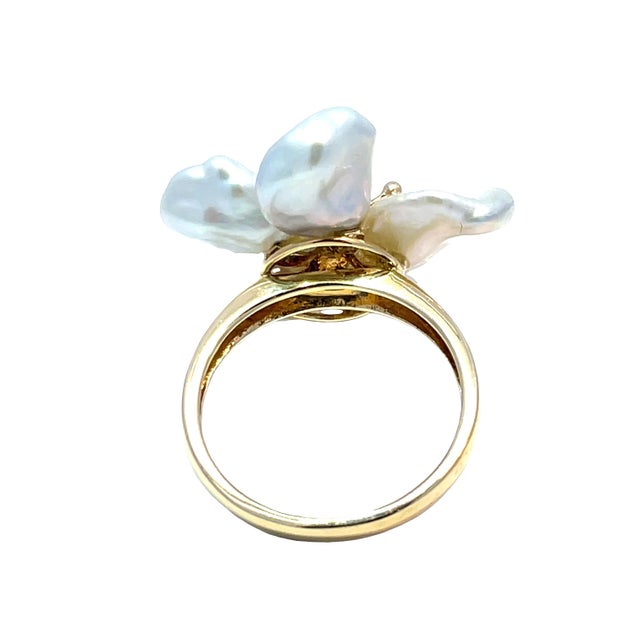 14k Yellow Gold Ring With Natural Freshwater Pearl Petals & Diamond Center, Size 7 For Sale - Image 4 of 5