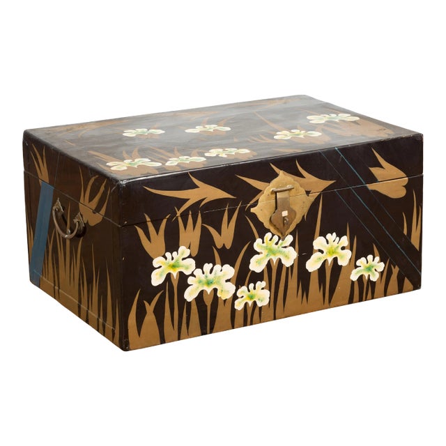 Early 20th Century Japanese Late Meiji Period Black Lacquer Blanket Chest with Golden Painted Décor For Sale