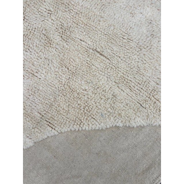 White Modern Moroccan Beni Ouarain Wool Rug For Sale - Image 8 of 9