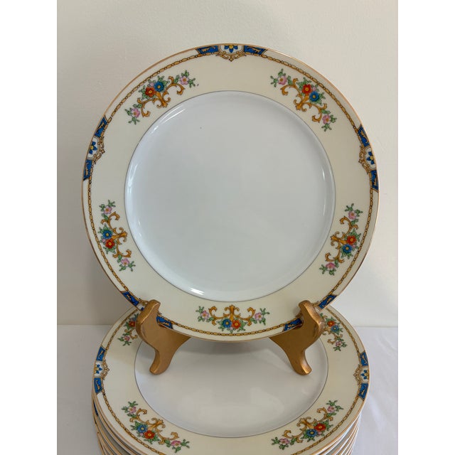 A lovely set of seven vintage Meito China dinner plates in the Warren pattern, made in Japan. Cream borders surround white...