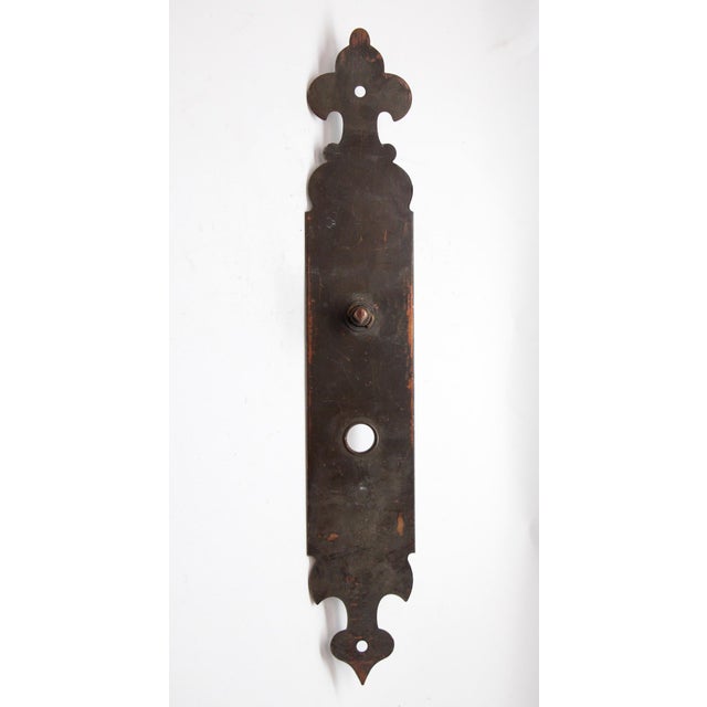Colonial style brass privacy back plate with an oval turn latch. The original mounting screws are not available. Good...