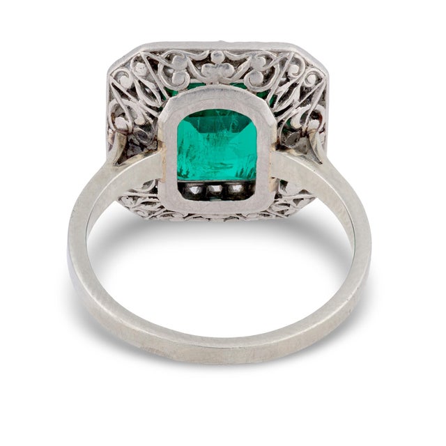 1930s Art Deco 2.00 Carat Emerald Diamond Platinum Ring, Size 6 For Sale In Los Angeles - Image 6 of 6