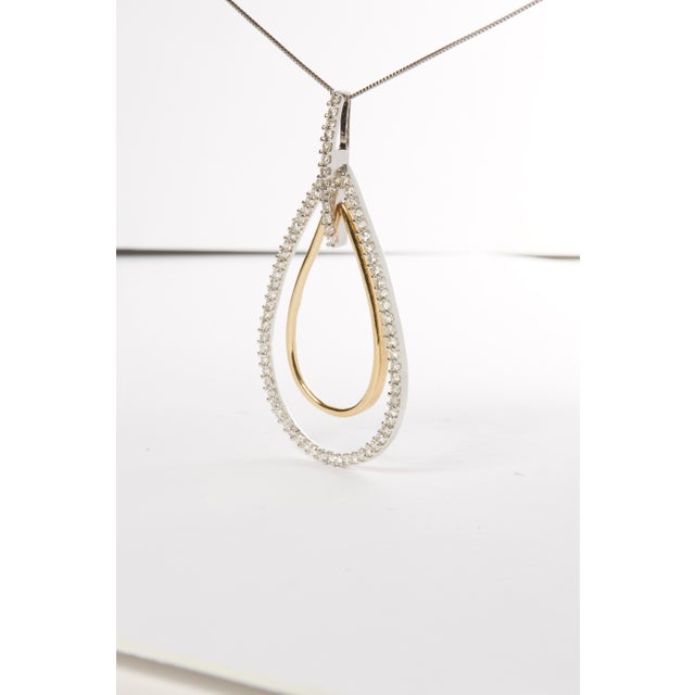 Contemporary 14K Two-Tone Gold Round Cut Diamond Double Burst Pendant Necklace (1.00 cttw, H-I Color, SI2-I1 Clarity) For Sale - Image 3 of 6