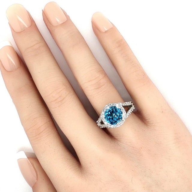 This exquisite ladies ring showcases a dazzling 3.30ct IGI-certified round-cut blue topaz, elegantly set in solid 18k...