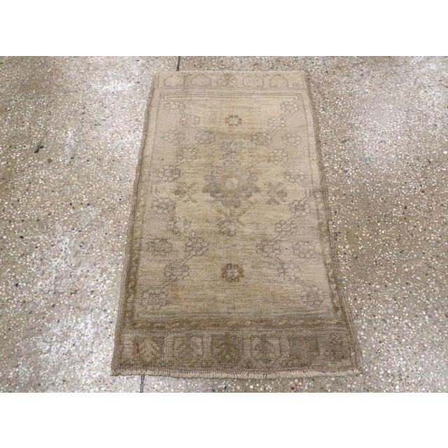 This Early 20th century Turkish Oushak rug, measuring 1' 6" x 2' 8", reflects the understated elegance and timeless...