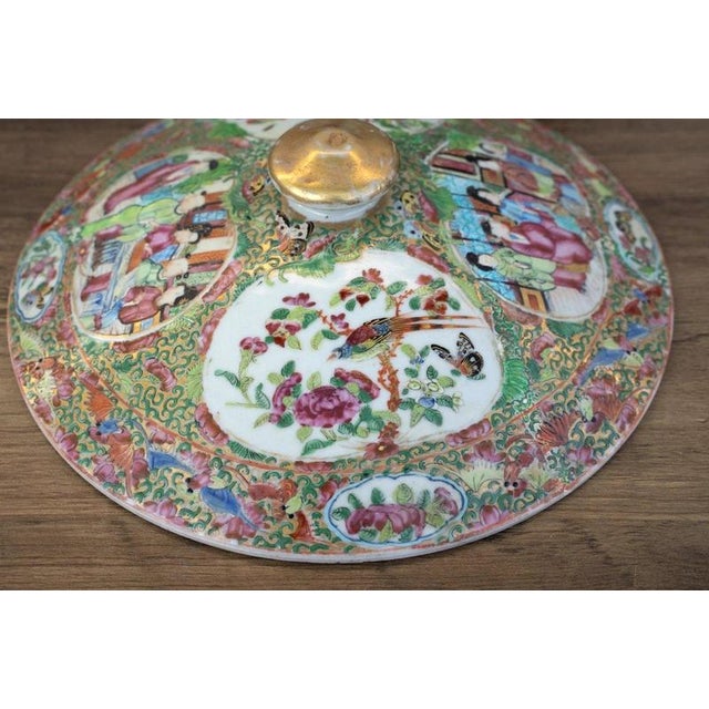 19th Century Chinese Qing Dynasty Famille Rose Canton Covered Bowl For Sale - Image 9 of 18