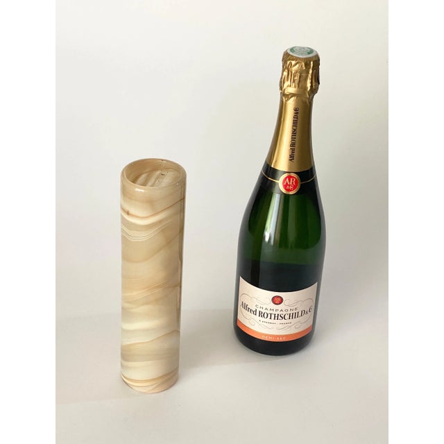 It is a cylindrical vase, which was made in the 1970s in Italy. It is in Onyx, and is in good condition. In beige color.