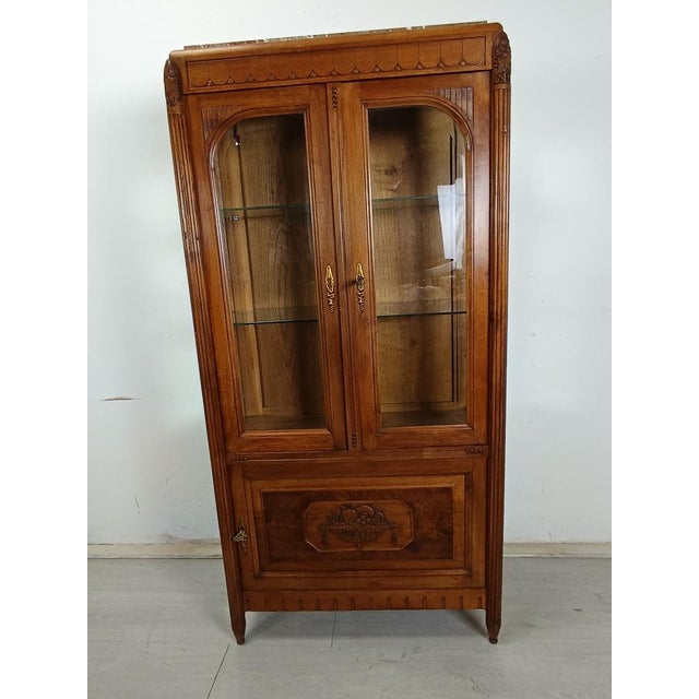 Art Deco Walnut Display Case, 1920s, in Good conditions. Designed 1920 to 1949