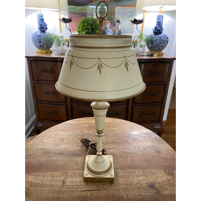 English Late 20th Century Vintage Creamy Off White Painted Toleware Lamp For Sale - Image 3 of 7