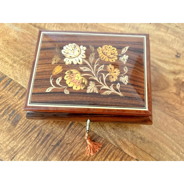 Italian 1980s Vintage Italian Marquetry Rose-Hued Jewelry Music Box With Key For Sale - Image 3 of 9