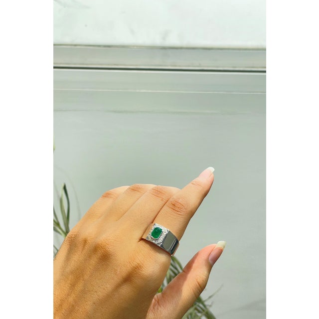 Emerald Vintage Style Cushion Cut 1.2 Ct Emerald & Diamond Halo Signet Ring in 925 Silver Size 7.5 For Sale - Image 8 of 15