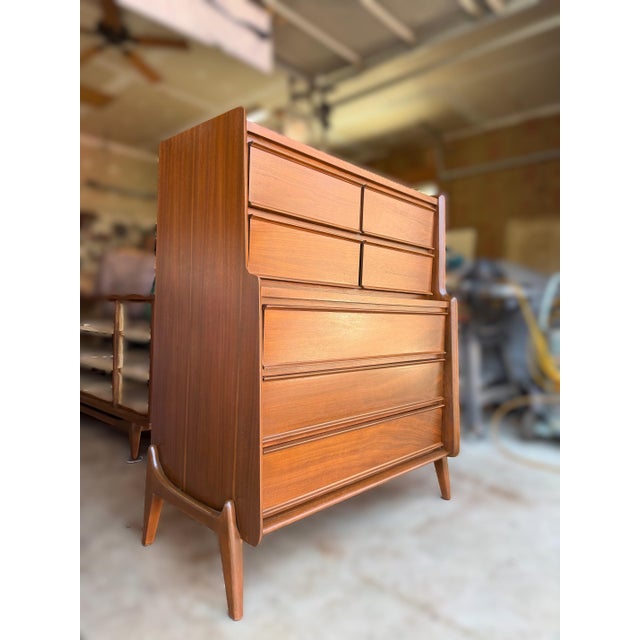 United Furniture Corporation Mid 20th Century Tallboy Bedroom Dresser Chest of Drawers From United Furniture For Sale - Image 4 of 10