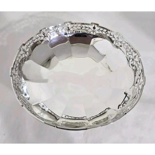 A fine George V sterling silver compotier, tazza or cake stand dating to 1927, displaying elegant traditional English...