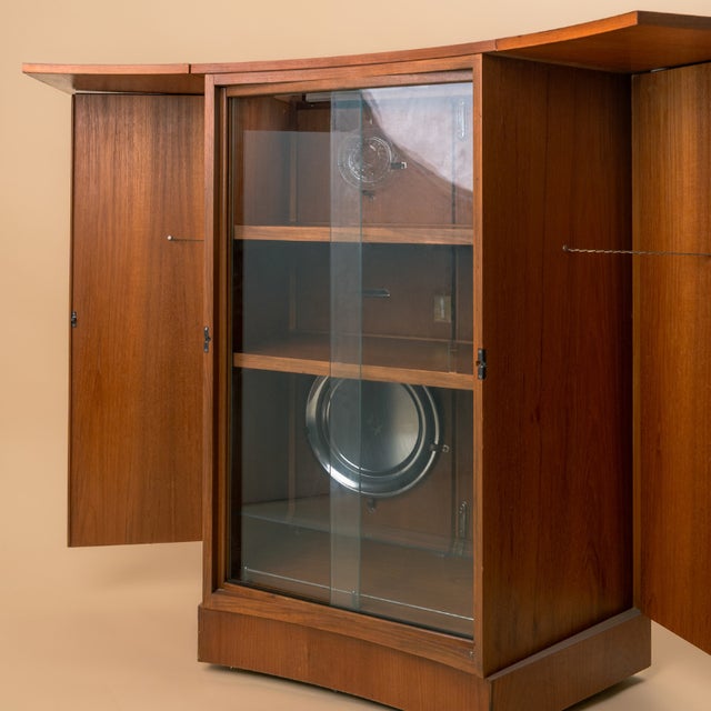 Mid-Century English Teak Bar Cabinet with Interior Lighting, Mirrored Back and Accessories, 1960s For Sale - Image 4 of 9
