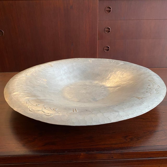 Silver Mid 20th Century Hand Hammered Decorative Aluminum Floral Serving Platter For Sale - Image 8 of 10