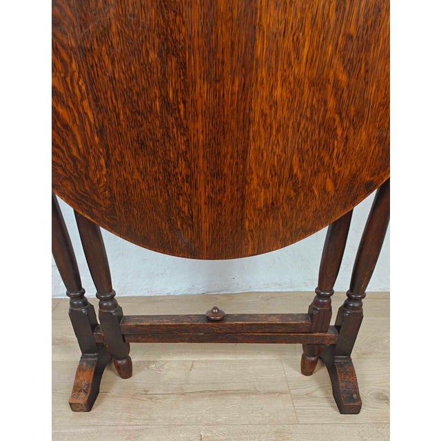 Brown Victorian Tilt Top Table in Oak, 1900 For Sale - Image 8 of 14